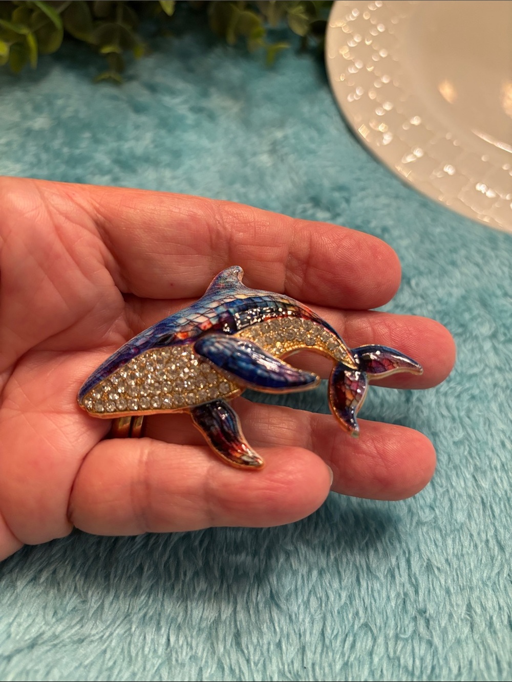 Beach Ocean Sea Life Crystal Encrusted Whale Brooch Pin NWT 2.75x1.75โ - Picture 9 of 15